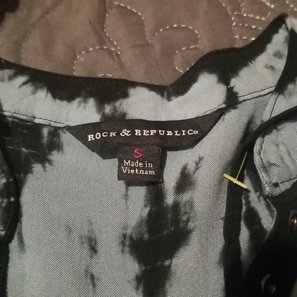 Rock & Republic Long Sleeve 100% Rayon Top. Lace up chest. Size Small - Picture 3 of 7